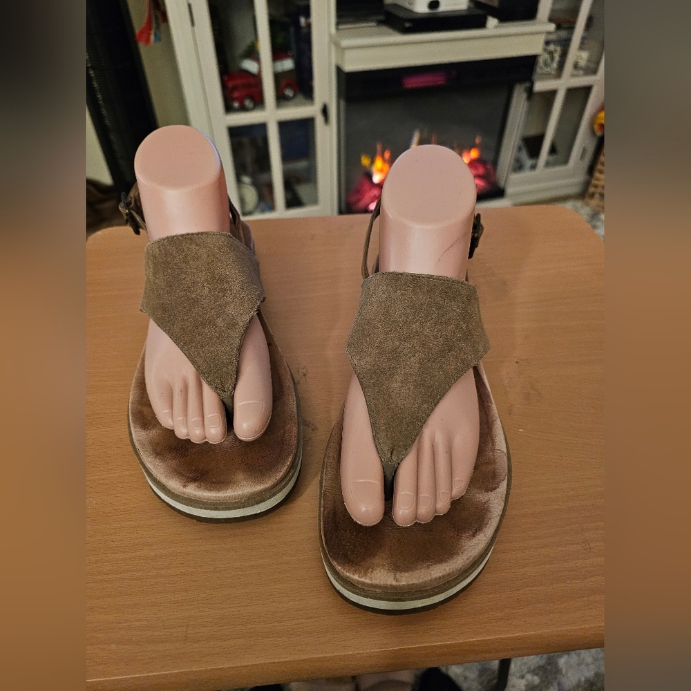 UGG Toe Sandals Fawn Brown Suede Leather Size 9 Pre-Owned!